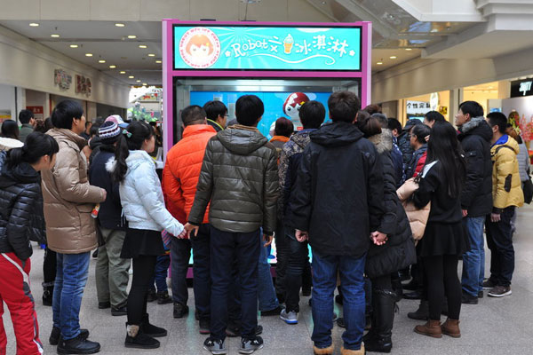 Robot ice cream salesman a novelty in Shenyang