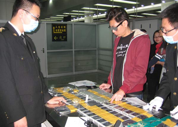 Man straps 94 iPhones to his body