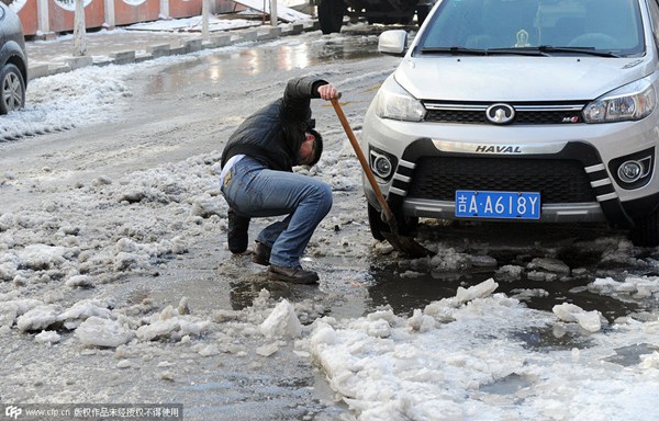 20 vehicles stuck in ice due to burst pipe