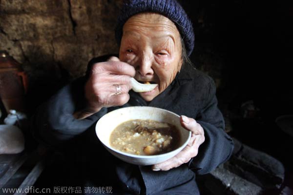 Volunteers bring holiday cheer to lonely 90-yr-old