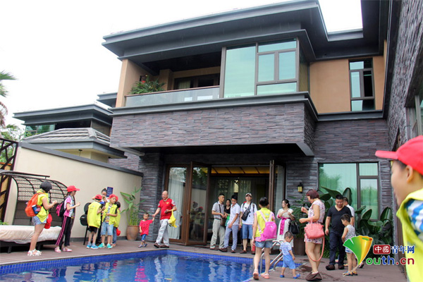 Luxury villa trip teaches children to want wealth
