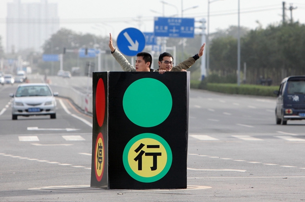 Traffic lights out? No problem for these two heroes