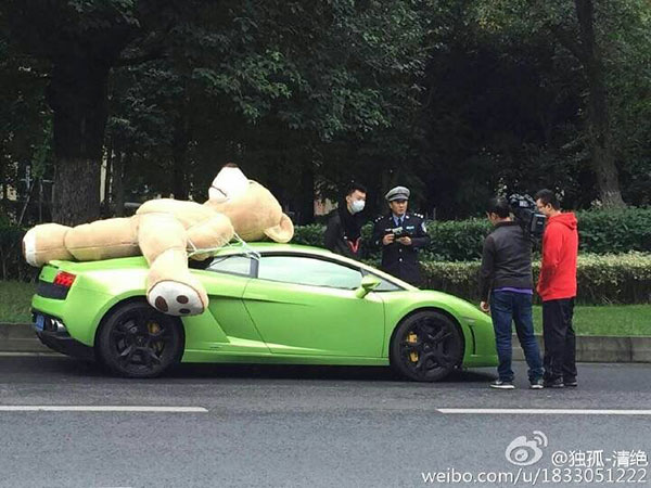 Giant teddy bear rides Lamborghini