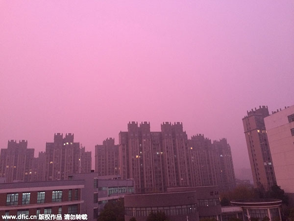 Smog paints sky pink in Nanjing