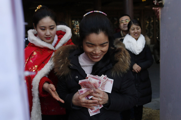 10 tourists grab free money in one minute in East China