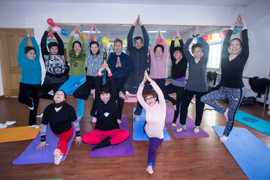 72-year-old teaches yoga for free in Hangzhou