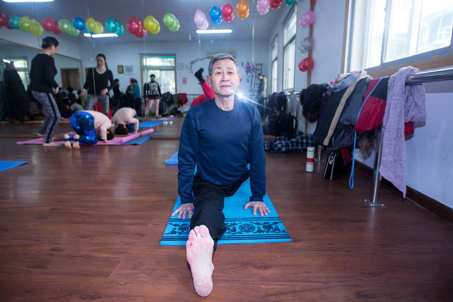 72-year-old teaches yoga for free in Hangzhou