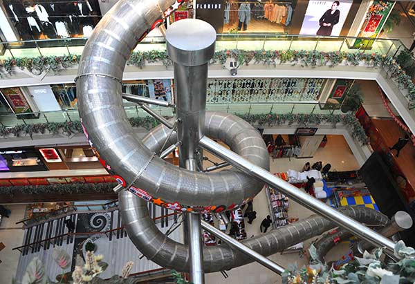 Super-size slide amazes shoppers