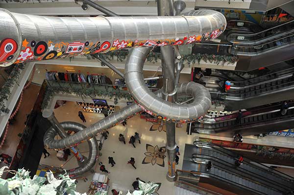 Super-size slide amazes shoppers