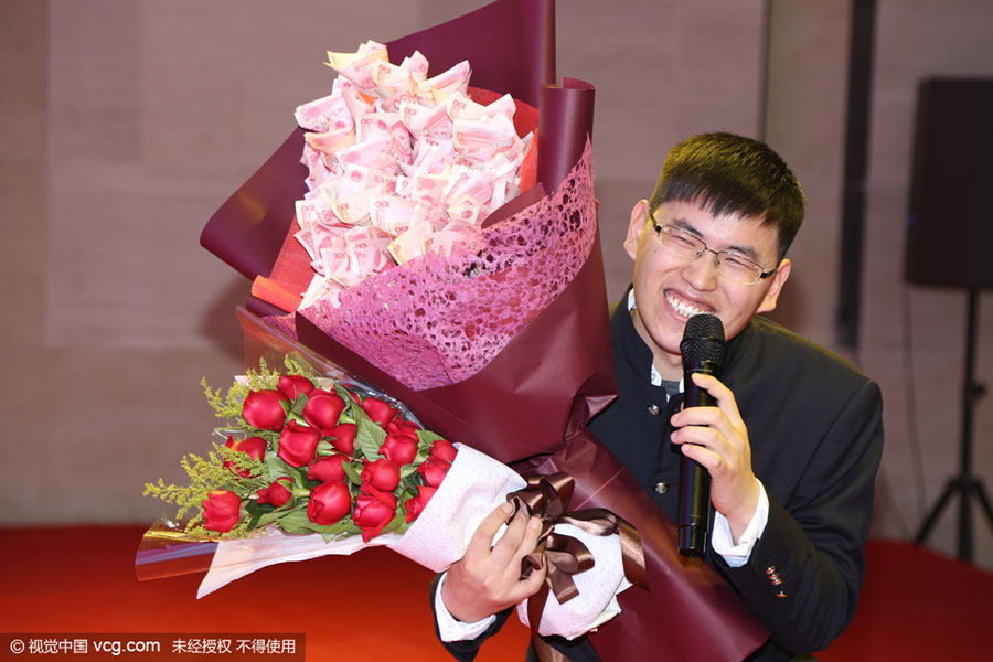 Chinese man proposes with bouquet of cash