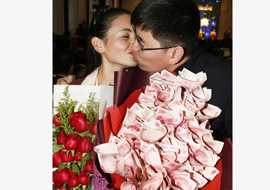 Chinese man proposes with bouquet of cash