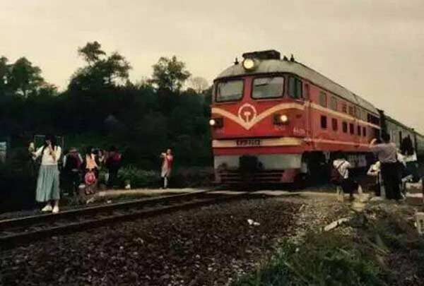 19-year-old hit by train while taking selfie, dies on the spot