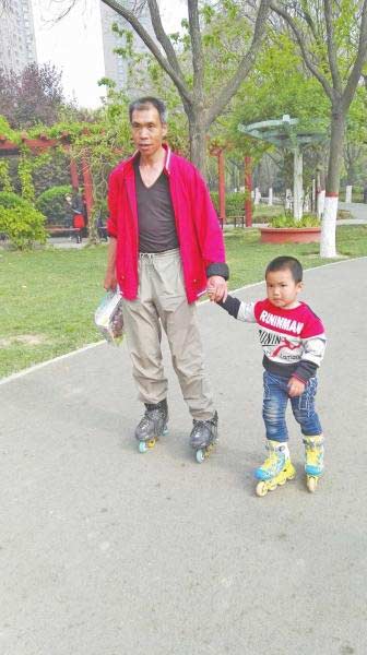 Father and four-year-old son travel over 500 km by roller skating
