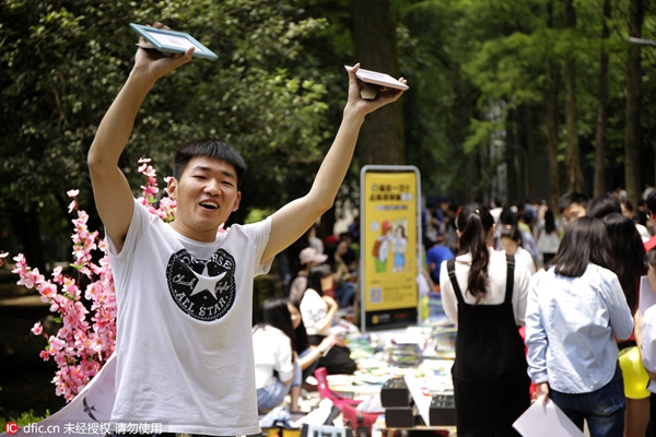 Graduate earns thousands of yuan in hours by selling 'campus beauty'