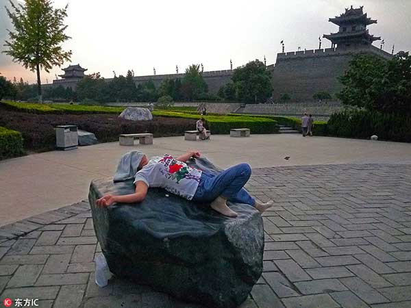Hot stones become hot method to treat illnesses in Xi'an