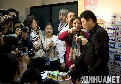 斯诺克中国赛：丁俊晖晋级八强 赢球过生日