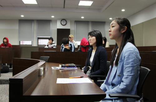 金妍儿学生扮相进课堂 仪表端庄神情专注