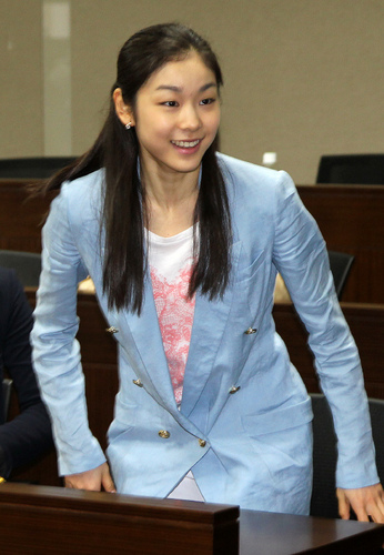 金妍儿学生扮相进课堂 仪表端庄神情专注