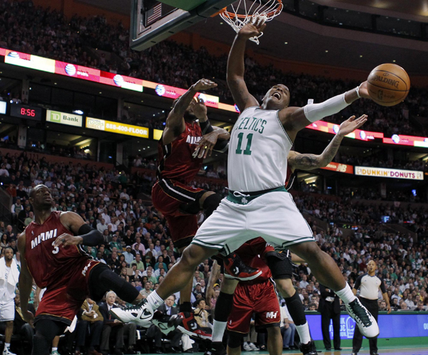 NBA季后赛：凯尔特人主场“灭火”