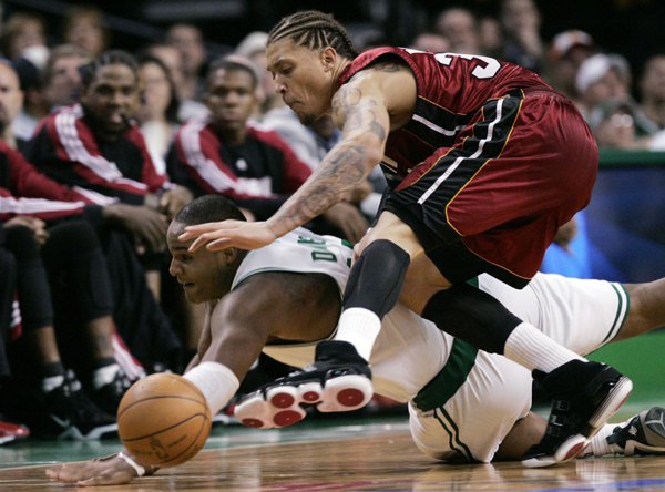 NBA季后赛：凯尔特人主场“灭火”