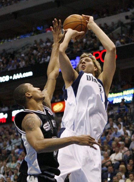 NBA季后赛：邓肯25分 马刺客场102:88屠小牛