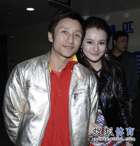 邹市明携女友观战拳击联赛 称两地分居不易