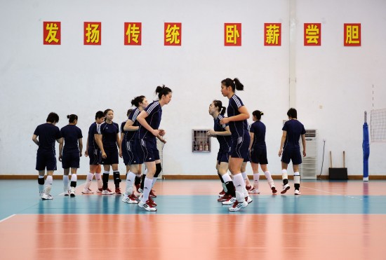 女排主帅王宝泉训练场上过“五一”