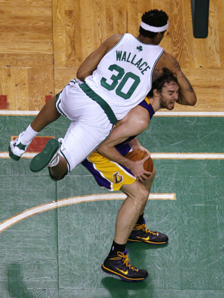 NBA：凯尔特人末节制胜湖人 总比分2:2