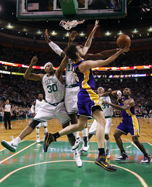 NBA：凯尔特人末节制胜湖人 总比分2:2