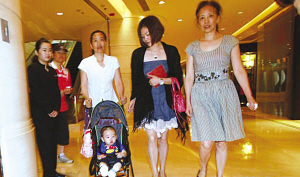 李小鹏北京办婚宴 何雯娜牵手陈一冰亮相