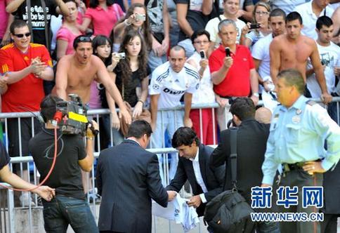 “再见，队长！”——传奇劳尔告别皇马