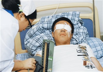 谁来遏制球场暴力年轻化