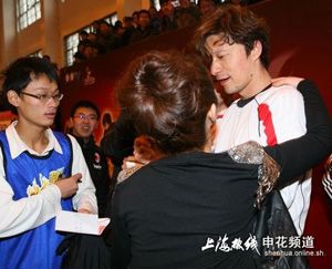 谢晖上海交大校园内遭强吻 黑丝美女左右开弓