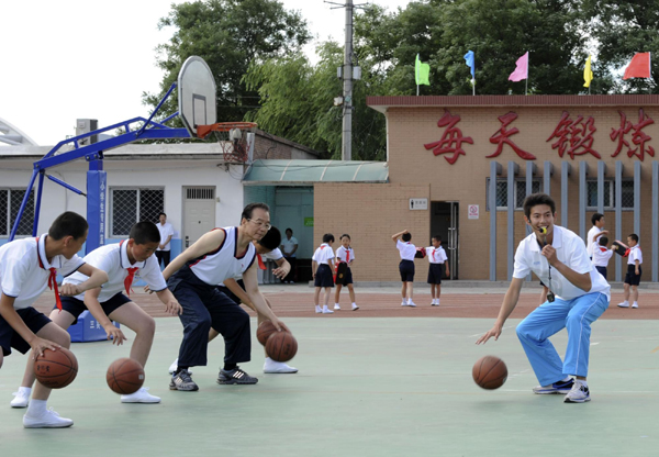 温总理和小学生上体育课过六一