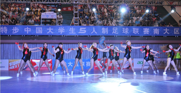 特步大五联赛南大区赛开赛 “吸引”《天天向上》栏目组到场