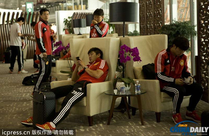 国足集结出征东亚杯 队员睡眼惺忪略显疲惫