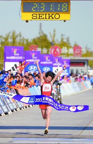 北京马拉松闭幕 男女冠军都说天儿好跑得快