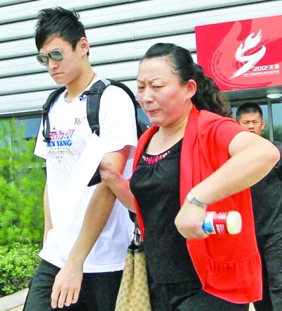 孙杨为何麻烦缠身 全因“母亲溺爱”和“交友不慎”?