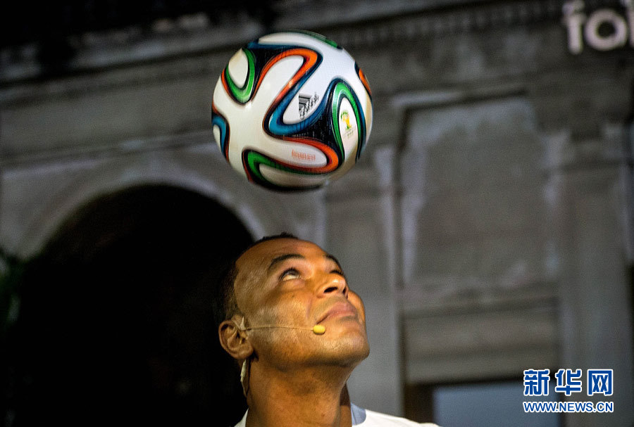 巴西世界杯用球“Brazuca”公布 炫彩桑巴风
