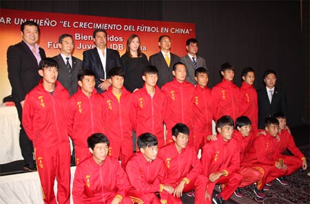 首批加多宝中国青少年足球队抵阿根廷受训[2]