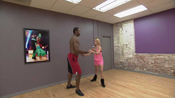 阿泰<em>赤裸</em>上身与美女热舞 激情助阵真人秀(组图