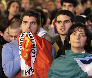 Supporters of Italy's opposition leader Romano Prodi's centre-left coalition view election results on a giant screen at a rally in central Rome April 10, 2006.