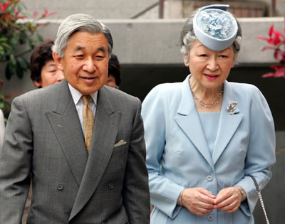 Japan's Emperor Akihito and Empress Michiko arrive at Futaba nursery near the Imperial Palace for a visit to meet children in Tokyo May 8, 2006. [Reuters]