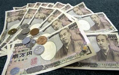 Japanese 10,000 yen bank notes and coins are displayed March 3, 2006. A Japanese man who robbed a post office returned more money than he stole and turned himself in after deciding to come clean for the sake of his girlfriend. (Toshiyuki Aizawa/Reuters)