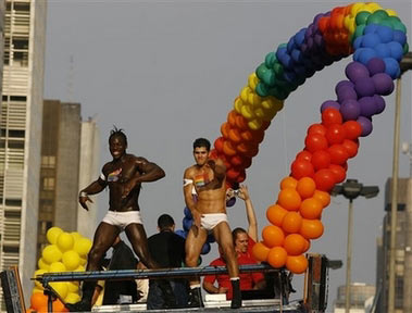 Participants dance during the 10th annual Gay Pride Parade in Sao Paulo, Brazil, Saturday, June 17, 2006. [AP Photo]