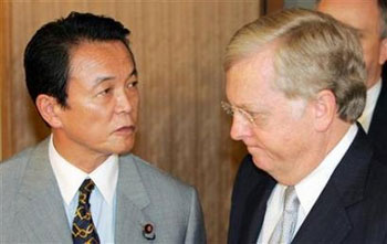 U.S. Ambassador to Japan Thomas Schieffer (R) meets Japanese Foreign Minister Taro Aso at the start of talks on North Korea's missile issue at the latter's office in Tokyo June 17, 2006. [Reuters]