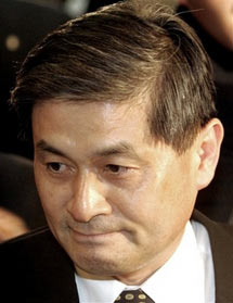 South Korean disgraced scientist Hwang Woo-suk arrives at Seoul Central District Court Tuesday, June 20, 2006. Hwang believed in his stem cell research until confronted late last year with evidence that it was faked, his lawyer insisted Tuesday at the start of a trial in a scandal that undermined global hopes of dramatic new treatments for incurable diseases.