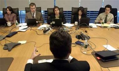 A CEO speaks to reporters in New York, November 7, 2005. CEOs in the U.S. earned 262 times the pay of an average worker in 2005, the second-highest level in the 40 years for which there is data, a nonprofit think-tank said on Wednesday.