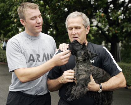 U.S. President George W. Bush (L) jogs with Iraq war double-amputee U.S. Army soldier SSgt Christian Bagge, of Eugene, Oregon, along the jogging path on the South Lawn of the White House in Washington June 27, 2006. 