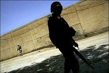 US soldiers secure a building holding Iraqi detainees at Abu Ghraib prison outside Baghdad, in 2004. A California-based filmmaker has filed a lawsuit here against top military officials over his detention by US forces in Iraq in 2005, court documents filed here show.(AFP/Pool/File/Damir Sagolj) 